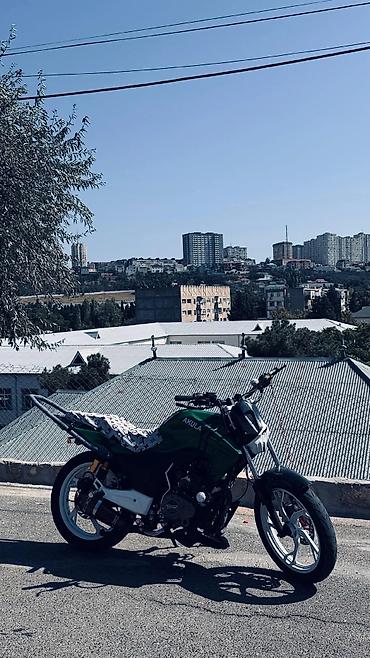 велосипед с мотором: Motosiklet – yaşıl rəngli street/naked tip. Gecə sürüşləri üçün parlaq — 7