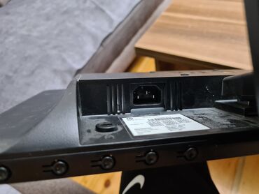 Masaüstü kompüterlər və iş stansiyaları: HP LCD monitoru - Model: HP LE1711 (etiket üzərində görünür) - Ekran