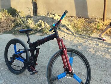 Elektrik velosipedlər: Bu velosiped qatlanan dizayna malikdir və asanlıqla daşınmasını təmin