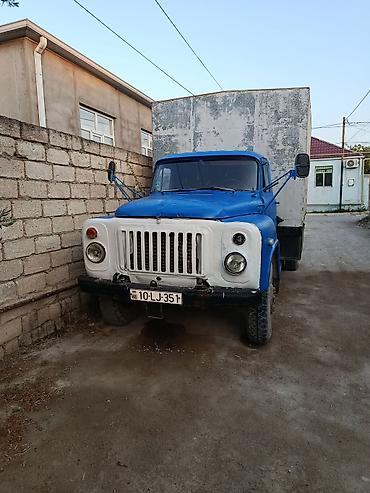 gaz53: Yükdaşıma üçün GAZ-53 tipli yük maşını və üzərində iri həcmli qapalı — 2