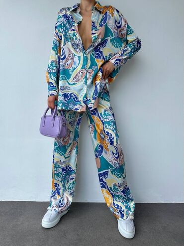 Kompleti: Komplet 5650 Rsd
SS /MM /LL — 2