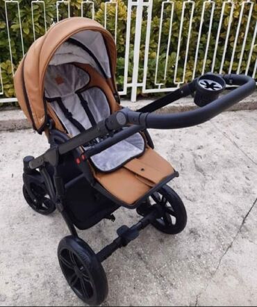 jeftine haljinice za devojcice: Kolica za bebe sa tri točka, u braon nijansi. Imaju podesivu tendu i