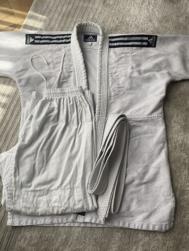 пояс для дзюдо: Белое кимоно Adidas для занятий единоборствами, включающее куртку