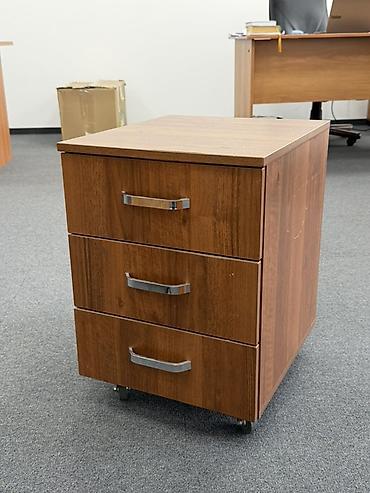 Офисные столы: Офисный письменный стол из ЛДСП, цвет — тёплый бук/вишня. - Прямая — 8