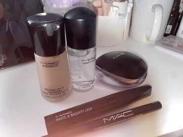 средство для волос: Набор косметики MAC включает в себя тональную основу Mineralize