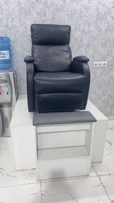 маникюрные стулья: Кресло-реклайнер для педикюра с подиумом и ступенью - Эргономичное