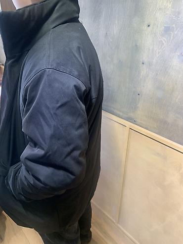 Куртки: Мужская утеплённая куртка, цвет тёмно‑серый/чёрный. Особенности: - — 9