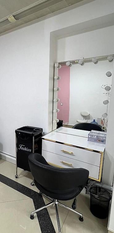 Салонные, медицинские комплекты мебели: Salon güzgüsü satılır kreslosu ilə birlikdə 200₼. Yeni kimidir. Ünvan — 1