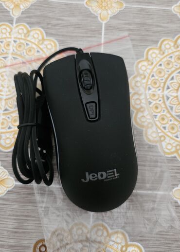 Noutbuklar üçün örtük və çantalar: Jedel markalı qara rəngdə, USB kabeli ilə qoşulan optik siçan. Bu