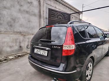 i30: Hyundai i30 CW, qara rəngli universal kuzov. Xüsusiyyətlər: - Kuzov — 7