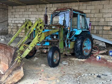 Traktorlar: Işlək vəziyyətdə - Güclü dizel mühərrik, mexaniki sürətlər qutusu - — 8