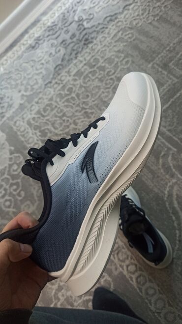 обувь белая: Продаю новые мужские кроссовки оригинал Anta для бега, размер 44