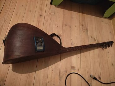 elektro gitara satilir: Elektro saz – quraşdırılmış preamp və ekvalayzerlə qoz ağacindan her