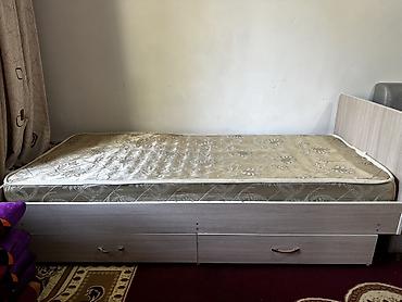 Односпальные кровати: Односпальная кровать с матрасом и выдвижными ящиками для хранения — 2