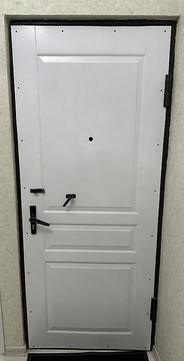 Rusun möhkəm qapısıdır. Ölçüləri 2.05X86 smdır Dəmir giriş qapısı –