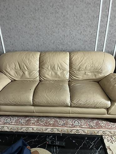 klassik divan: Məhsul: Bej rəngli dəri yumşaq mebel dəsti Tərkib: - 1 ədəd 3-yerlik — 2