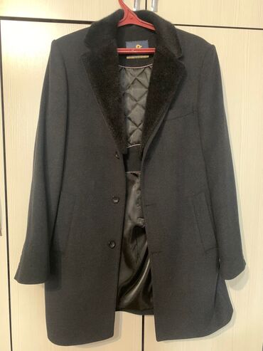 Пальто: Продаю пальто, в отличном состоянии без дефектов, 52 размер, все