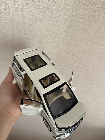 model masin: Metal model avtomobil – miniven tipli (Alphard üslubunda), ağ rəng — 3