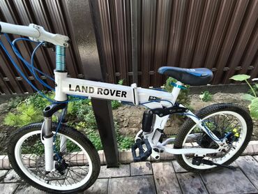 спортивный шоссейный велосипед: Белый складной велосипед Land Rover с синими акцентами. Оснащен