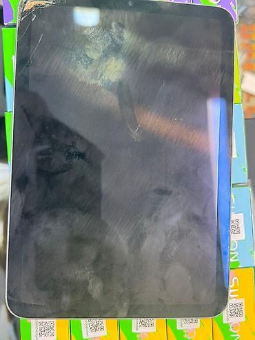 mini manqal: Bu, arxa tərəfində "iPad" yazısı və Apple loqosu olan boz rəngli — 4