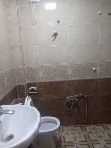 Uzunmüddətli kirayə mənzillər: Ev pasolkada temurov xestaxanasinin yani 1 otaq 2 ye duzelib — 3