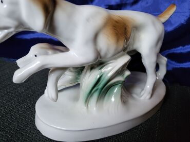 Staro posuđe i escajg: Figura nova pasa 7.god.Lippelsdorf Nemacka. Porcelanska figura — 7