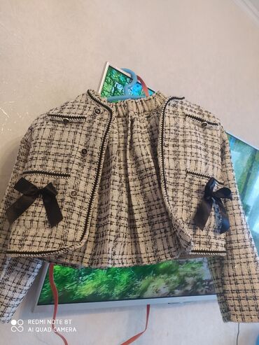купить женскую одежду в бишкеке: Продается костюм с юбкой на возраст 9-10 лет. совершенно новое. прошу