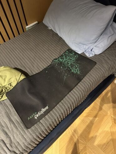 Mauslar: Razer Goliathus oyun siçan altlığı. Qara rəngdədir, üst hissəsində