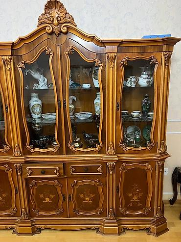 Bufetlər: Rumıniya istehsalı olan klassik qonaq otağı mebeli satılır. Mebel tam — 1