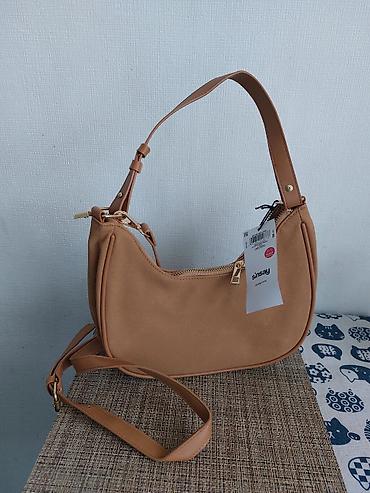 kipling monkey: Сумка Sinsay, модель в стиле baguette, цвет теплый беж/карамель. - — 2