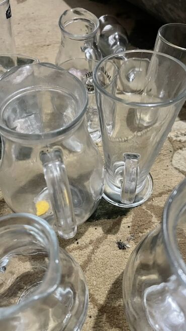 Посуда: Предлагается набор различной посуды, включающий круглые и квадратные — 14