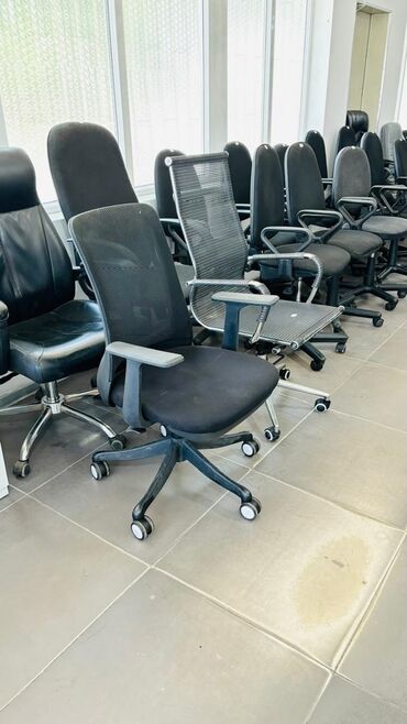 Офисные кресла: Офисное кресло, Б/у, С колесиками, цвет - Черный — 10