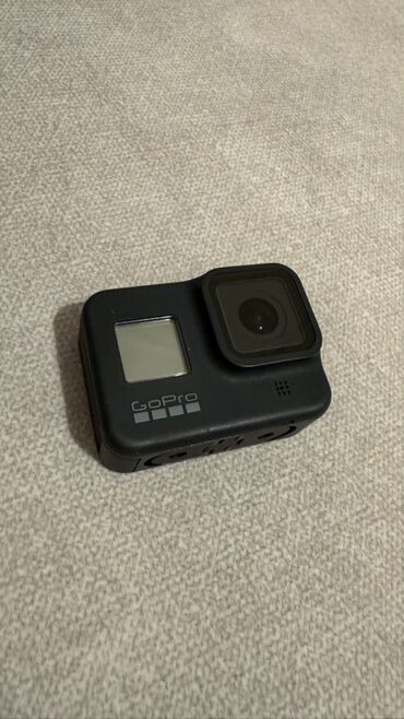 Bu, qara rəngdə, yığcam dizayna malik GoPro Hero 8 Black aksiyon