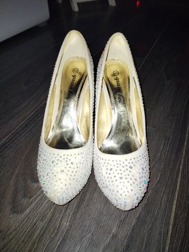 Personal Items: Pumps, 40