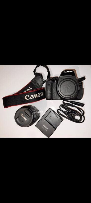 adapdır: Canon brendinə məxsus qara rəngli DSLR kamera dəsti. Dəstə kamera