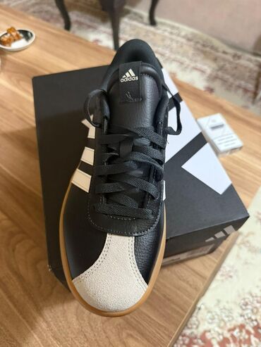 İnformatika: Orginal adidas yenidi, Amerikadan sifariş olunub. ölçüsü kiçik oldugu