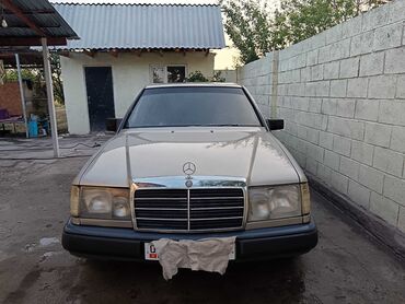 Mercedes-Benz: Автомобиль Mercedes-Benz E300 в бежевом цвете. Салон обшит темной