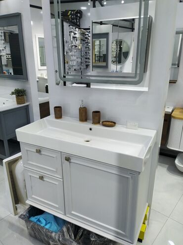 Taxta-şalban: Ağ rəngdə, iki siyirtməli və bir qapılı hamam dolabı dəsti. Dəstə