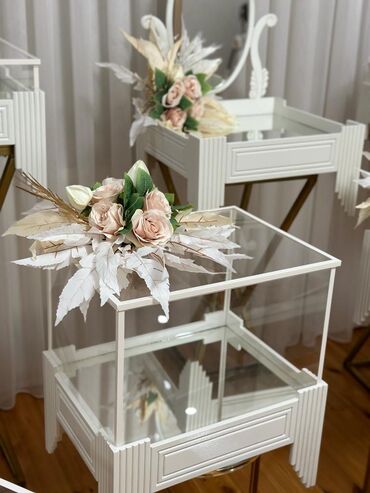 Stend vitrinləri: Ağ rəngdə qarışıq güllərlə 14 ədədli xonça dəsti satılır. Üzərində — 6