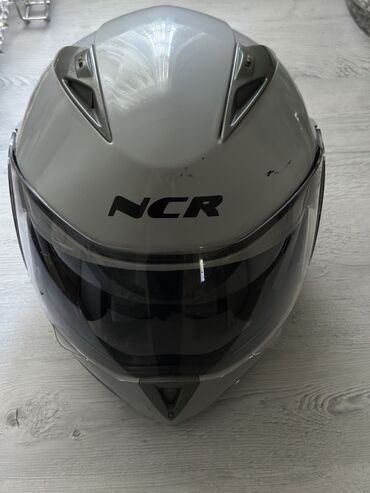 Moto dəbilqələr: NCR motosiklet dəbilqəsi açıq boz rəngdədir və tündləşdirilmiş vizora