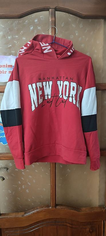 Qadin ucun Qırmızı kapüşonlu svitşot – “MANHATTAN NEW YORK East Coast”