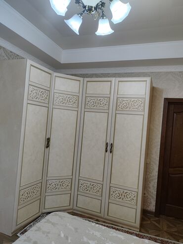 Спальные гарнитуры: Спальный гарнитур в классическом стиле, светлый беж/айвори. Состав: - — 9