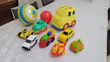 Fərqli ölçülü və formalı uşaq oyuncaqlarından ibarət dəst. Dəstdə sarı