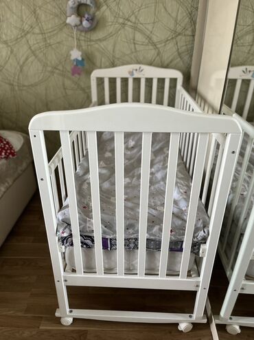 Oğlan və qız üçün, Dördbucaq, Beşik, Dəst ilə, Matras ilə, Yellənmə mexanizm ilə