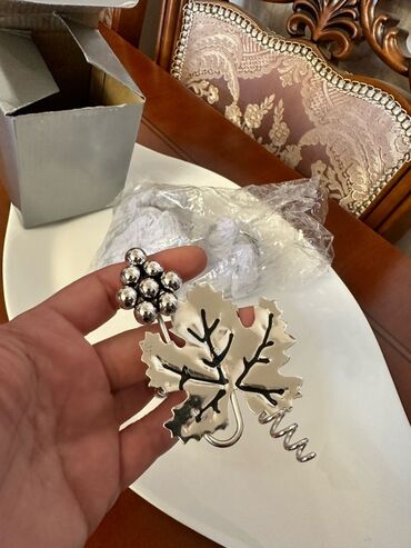 Termoqablar: Üzüm yarpağı və salxım dizaynlı bu gümüşü rəngli salfetka üzüyü