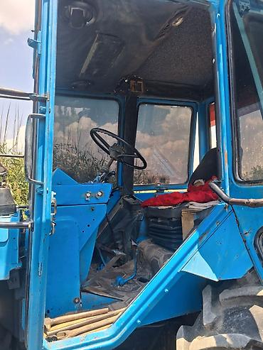 авто азербайджан: Mavi rəngli təkərli kənd təsərrüfatı traktoru, kabinalı. Ön və arxa — 6