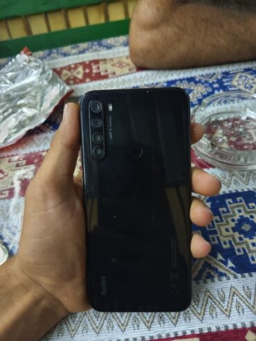 телефон fly li lon 3 7 v: Redmi markalı qara rəngli smartfon arxa tərəfində dörd obyektivli