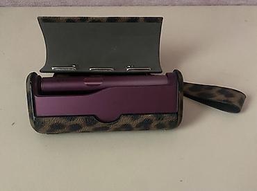 makyaj cantasi: IQOS ve üzerinde leopar naxışlı, kompakt çantaya bənzər qalın korpuslu — 2