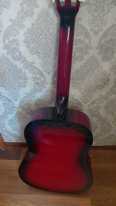 simli ped: Klassik akustik gitara – 4/4 tam ölçü. Qırmızı-bordo rəng keçişli — 4