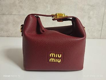 pull bear: Сумка miu miu, вишнёвого цвета с золотыми элементами, с двумя шнурами — 3